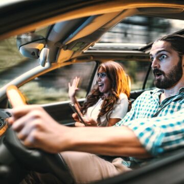 Comment choisir sa première voiture ? conducteur et sa pasagère