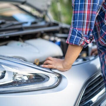 Conserver une voiture longtemps en bon état ouverture d'un capot de voiture