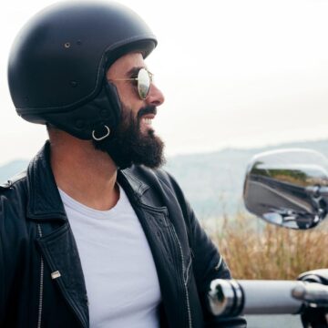 47700316_biker-with-helmet-smiling-sitting-on-his-motorbike casque de moto