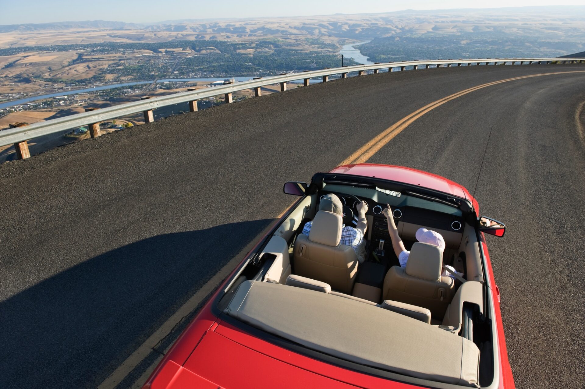 Jeune couple caucasien lors d'un road trip dans leur voiture de sport convertible près de Lewiston, Idaho USA.