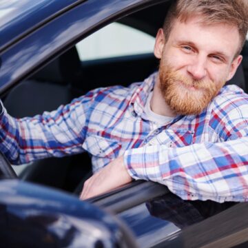 premiere-voiture Il est fier de la première voiture