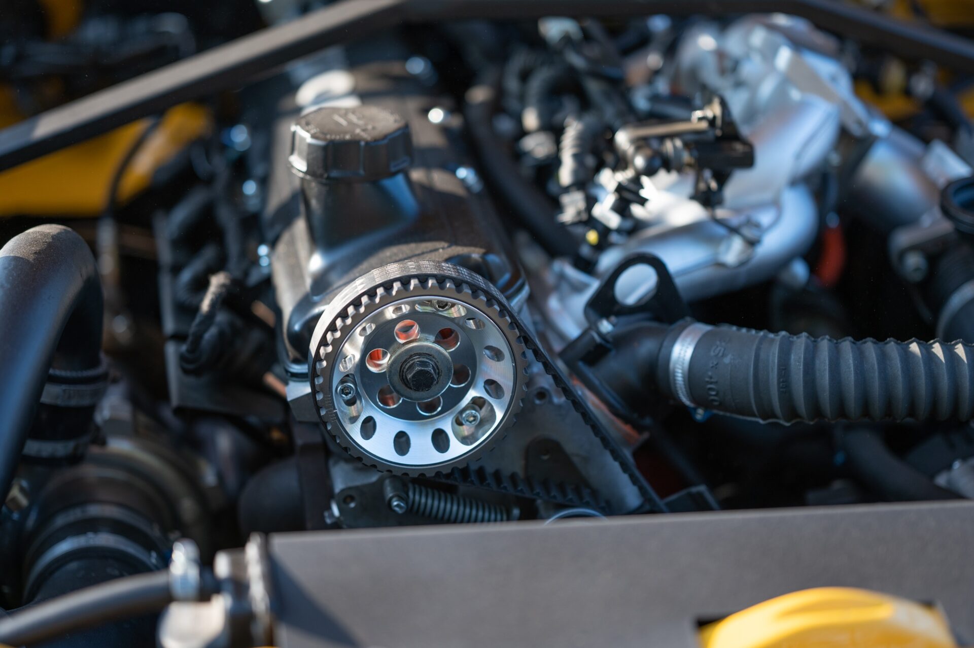 Un gros plan d'une ceinture de distribution métallique d'une voiture avec chaîne