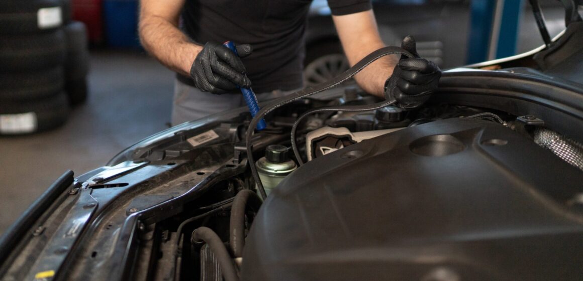 timing-belt Le technicien de service automobile modifie la courroie de distribution de la voiture
