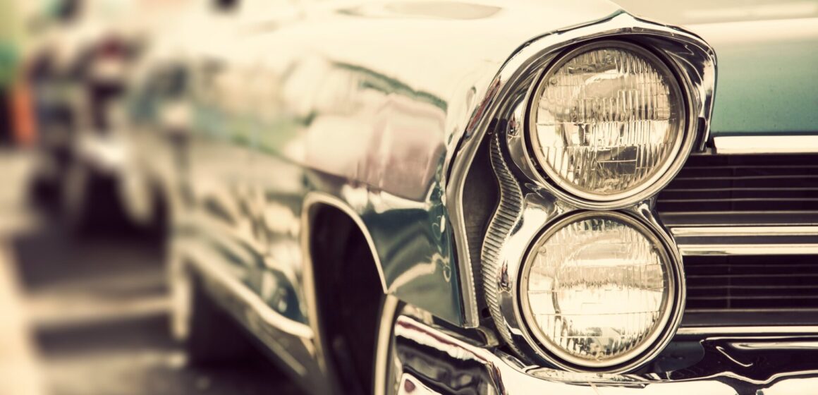 voiture-de-collection Photographie d'une voiture classique avec gros plan sur les phares.