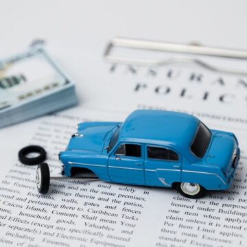 Car-Insurance Répartition des voitures d'accident et police d'assurance, compensation monétaire sur fond blanc.