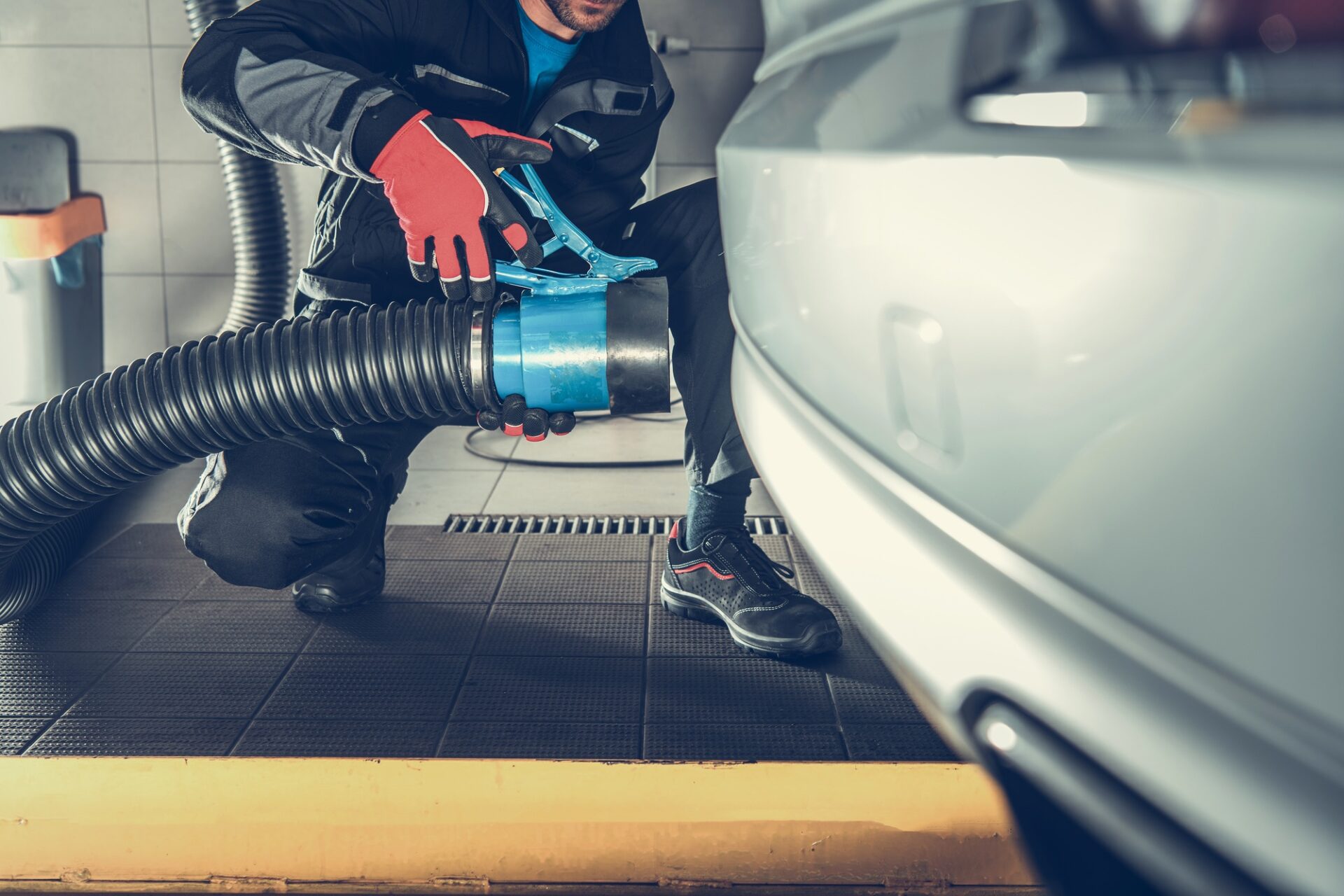 Élimination de la pollution de la voiture lors de l'entretien à l'intérieur du bâtiment des services automobiles.