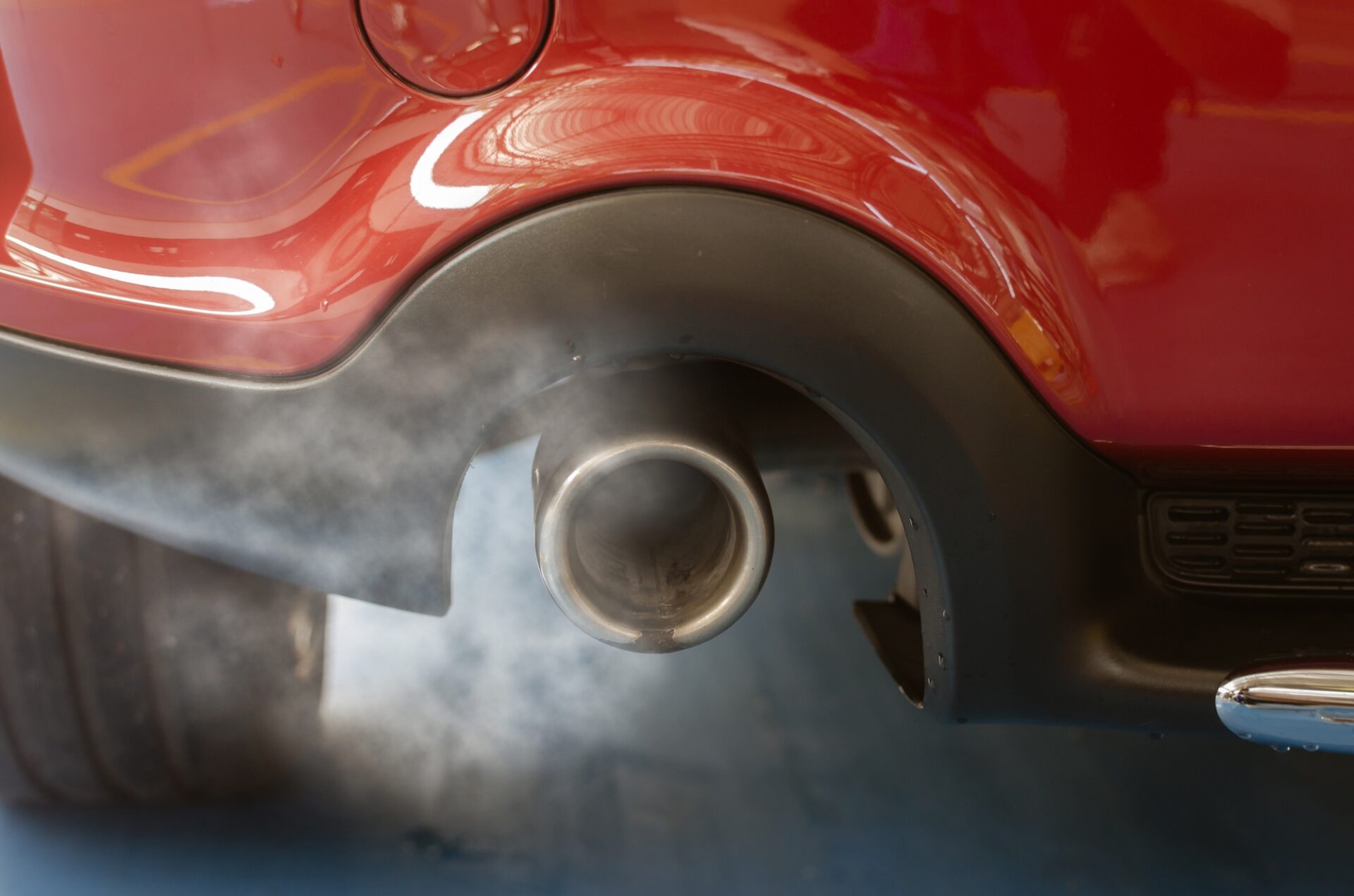Smog de voiture et pollution atmosphérique du tuyau d'échappement.