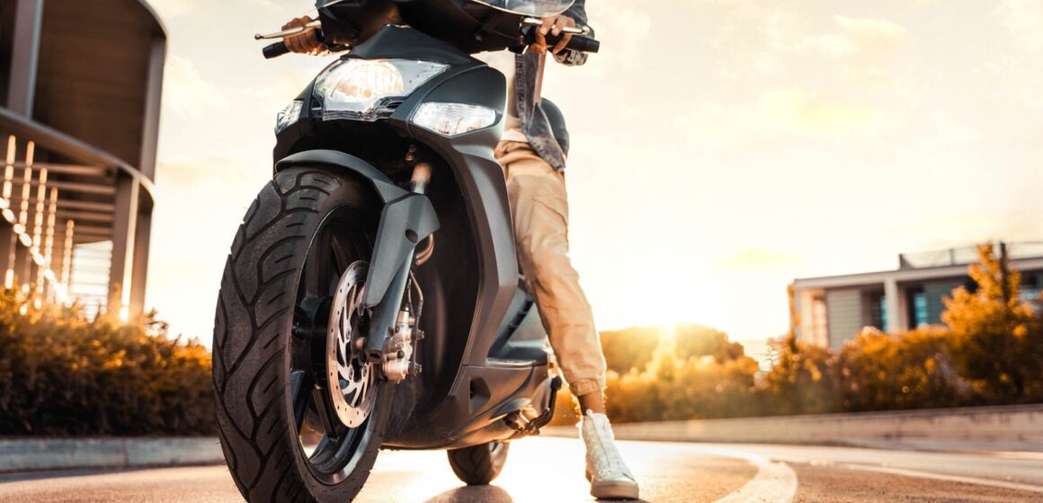 Moto Mâle conducteur Moto Scooter dans City Street - Concept de style de vie de transport