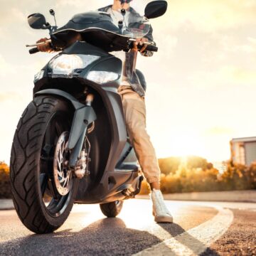 Moto Mâle conducteur Moto Scooter dans City Street - Concept de style de vie de transport