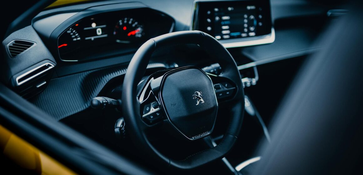 Peugeot-407 Gros plan d'un intérieur de voiture élégant présentant une conception moderne du volant et du tableau de bord.