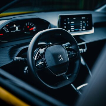 Peugeot-407 Gros plan d'un intérieur de voiture élégant présentant une conception moderne du volant et du tableau de bord.