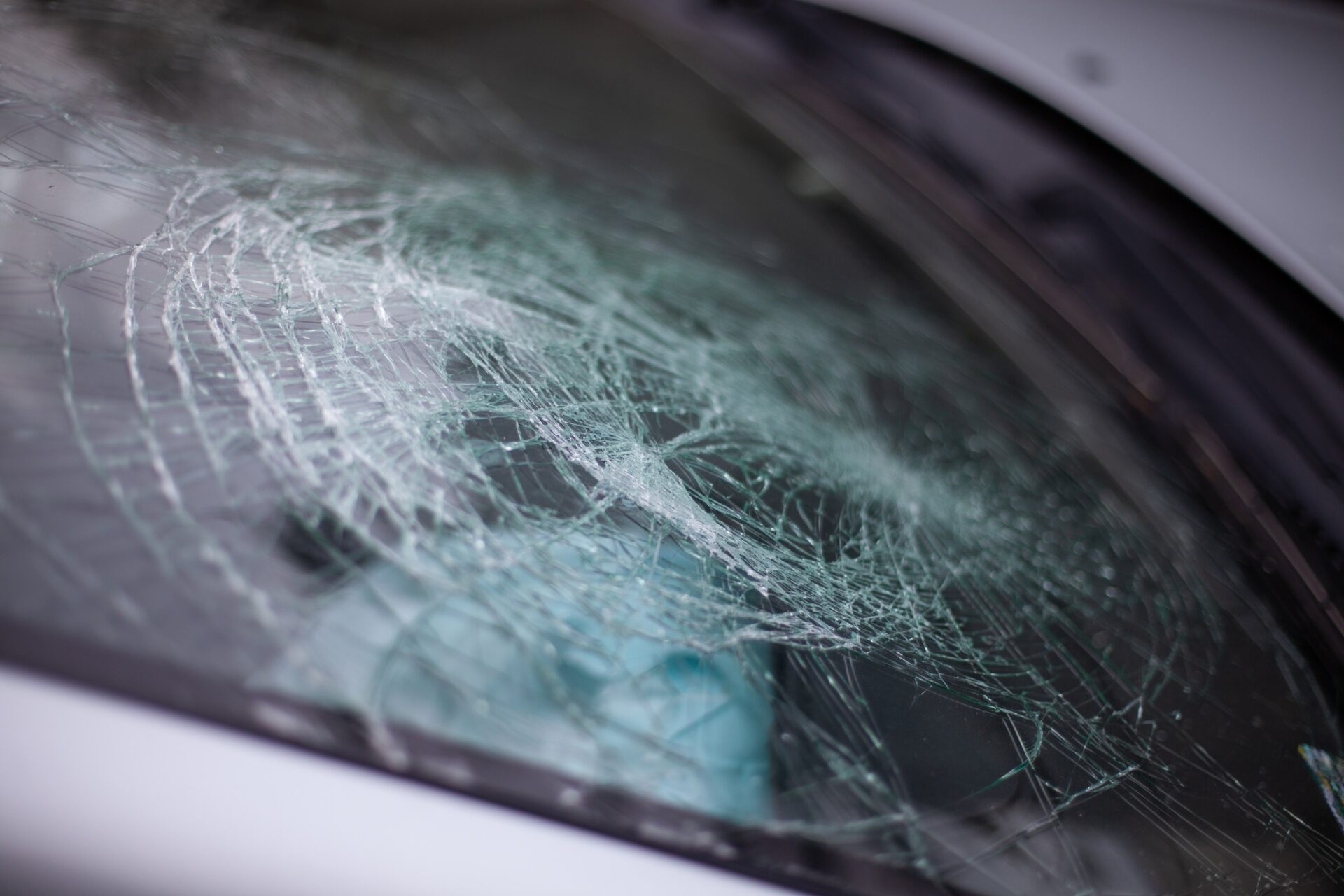 Un pare-brise de voiture cassée après un accident