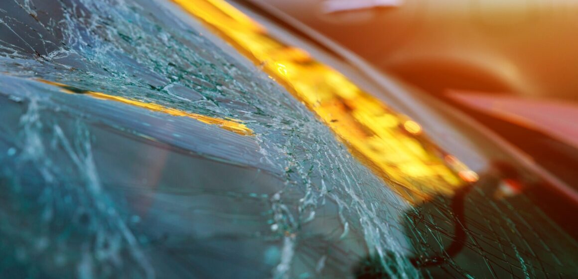 broken-glass-car Verre cassé sur la voiture avec un pare-brise cassé après accident