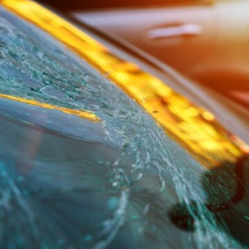 broken-glass-car Verre cassé sur la voiture avec un pare-brise cassé après accident