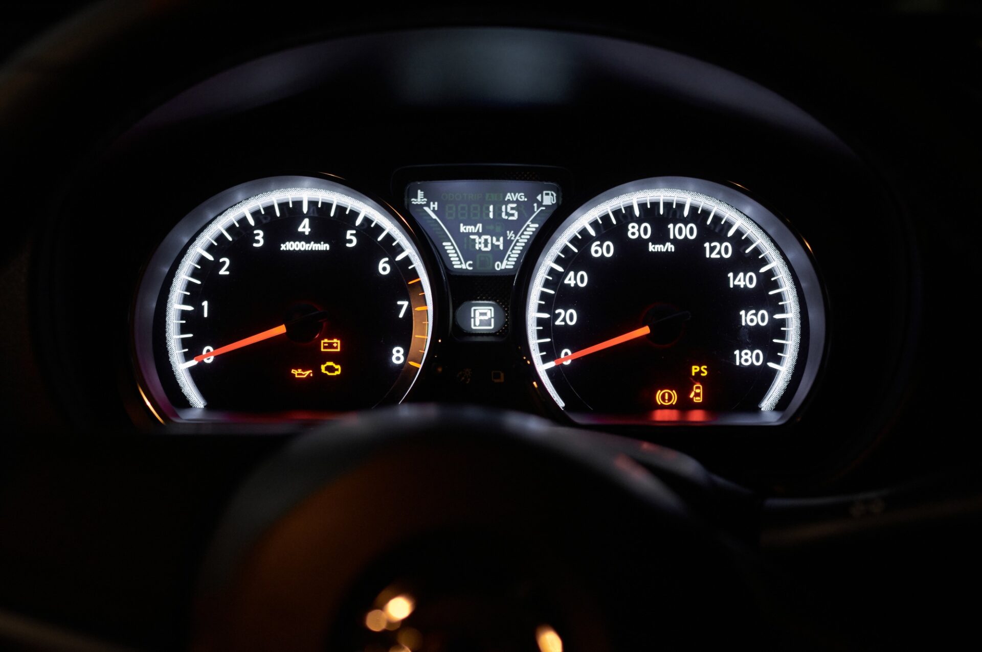Le chant et le symbole sur le tableau de bord de la voiture