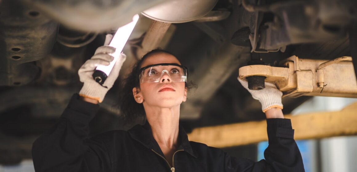 car-garage Concept de femme technicienne de l'ingénieur automobile, Automobile professionnelle de réparation et de maintenance des femmes mécaniciens dans le garage, atelier d'emploi d'occupation de personne, outil de travail pour la fixation des véhicules automobiles
