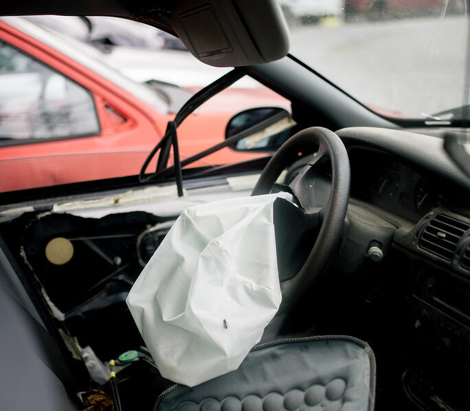 Une voiture endommagée avec un airbag déployé