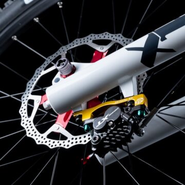 bike-part un gros plan d'un pneu à vélo et des rayons