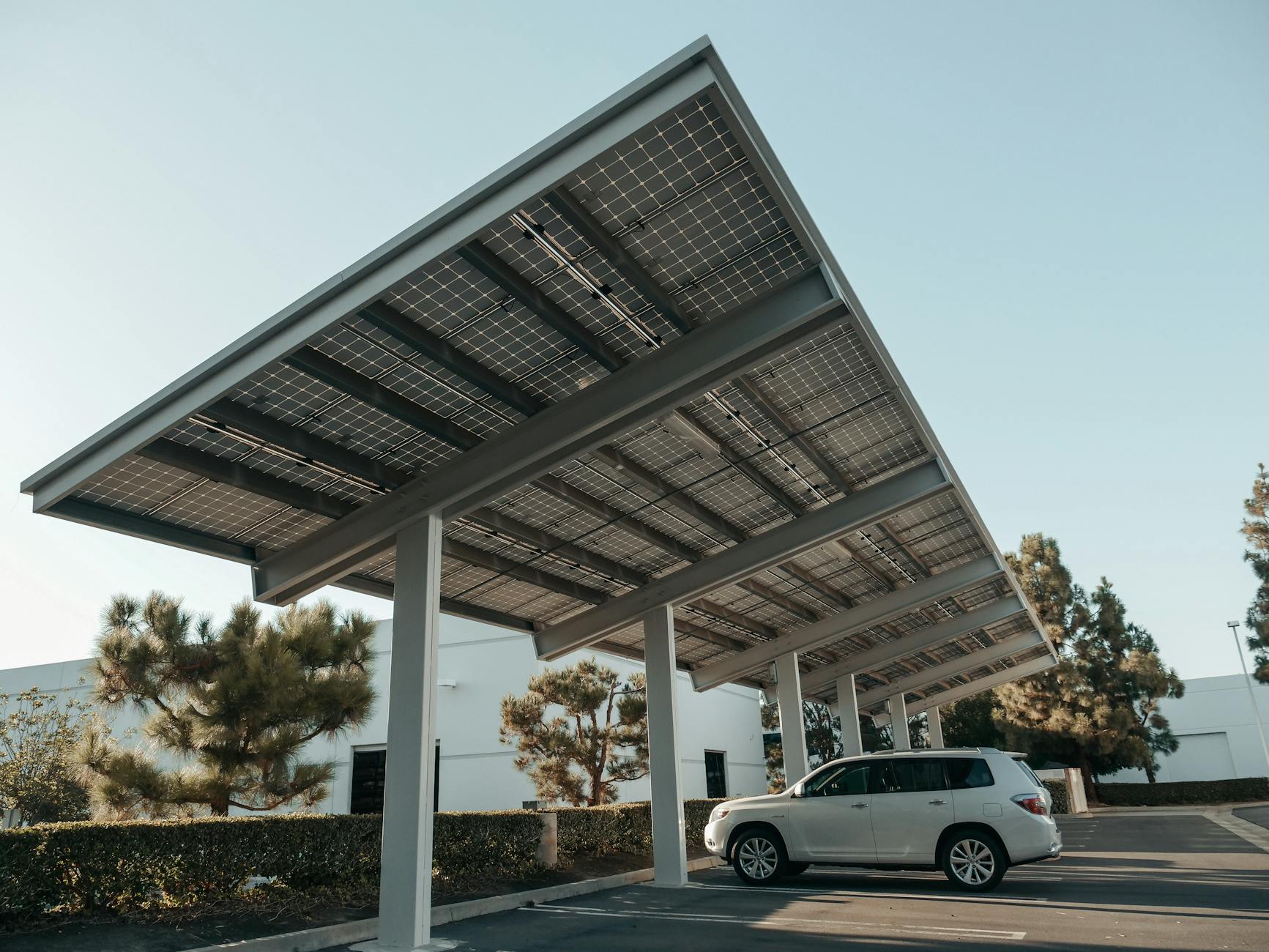 Carport de panneau solaire dans un cadre urbain moderne, présentant des solutions d'énergie propre.