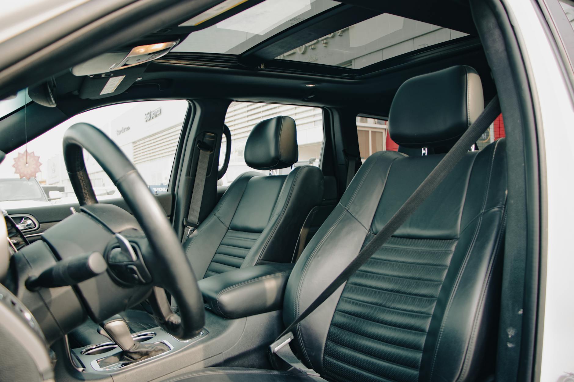 L'intérieur de voiture premium mettant en valeur des sièges en cuir luxueux et un design moderne.