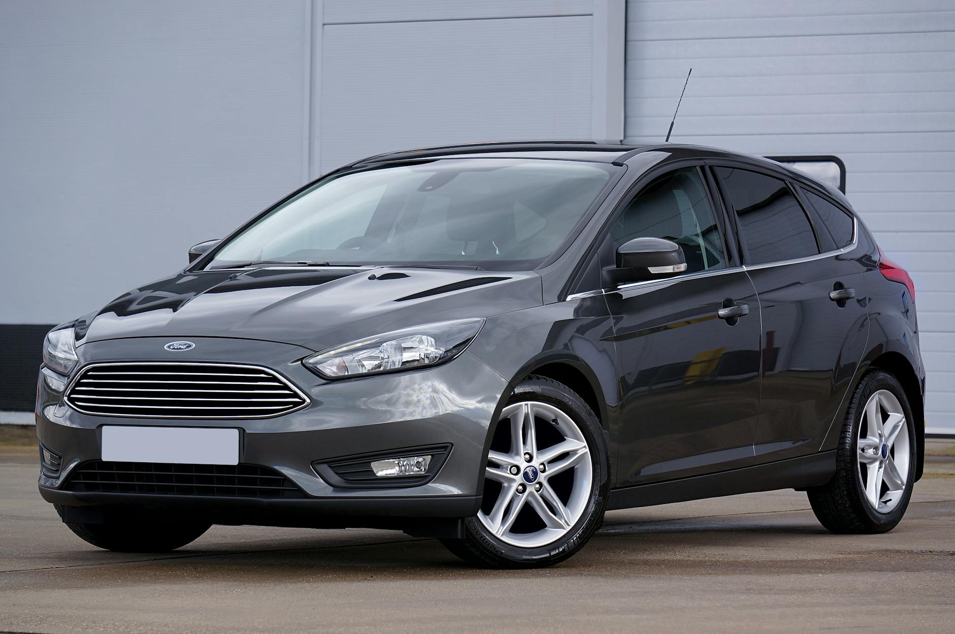 Une voiture à hayon gris élégante garée à l'extérieur, présentant son design moderne et sa finition brillante.