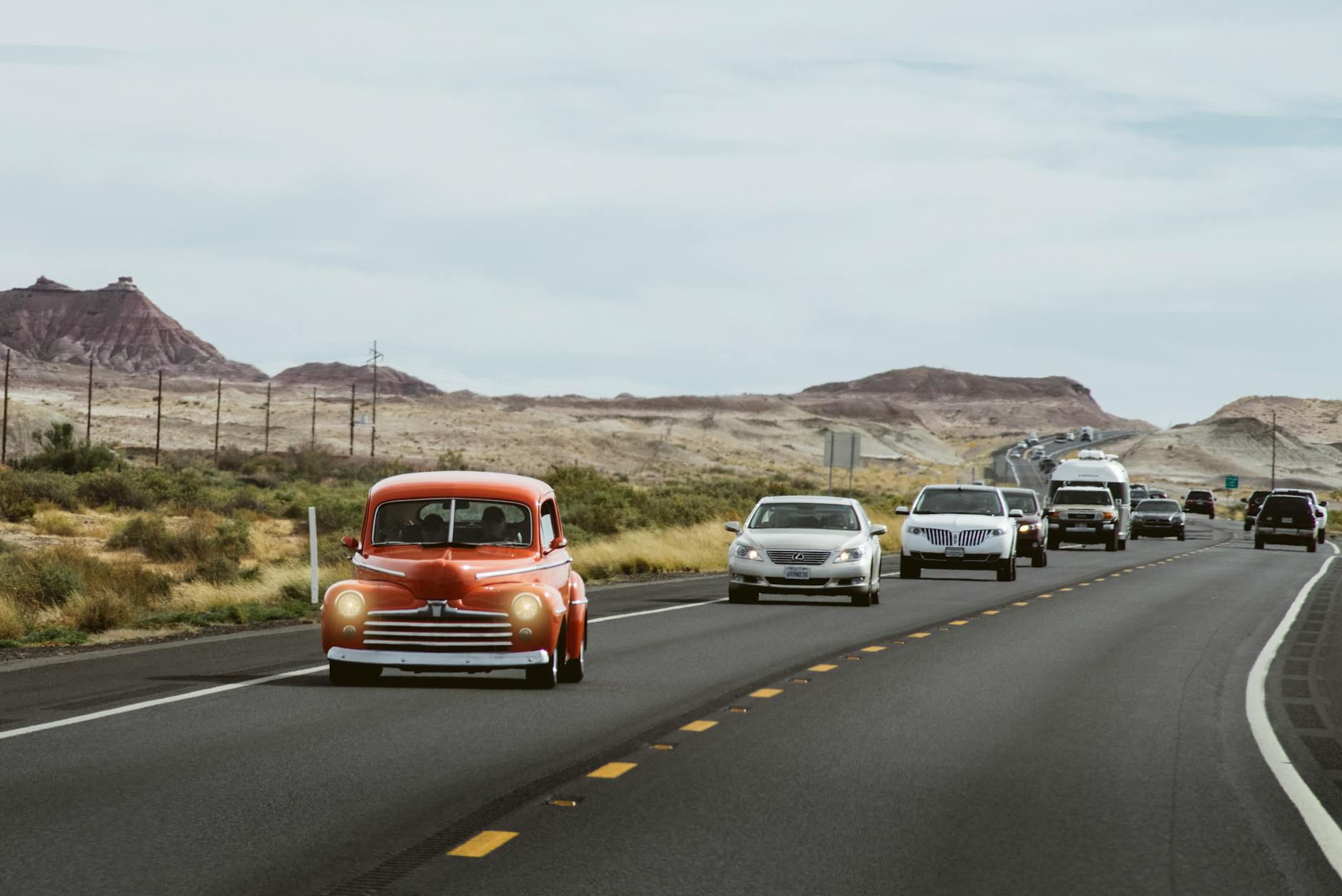 Voitures circulant sur une autoroute du désert près de Young, Arizona, avec vue panoramique sur le désert.