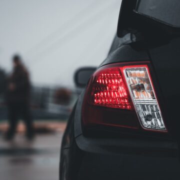 filtre-voiture un gros plan des feux arrière d'une voiture