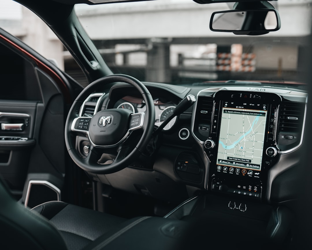 GPS de voiture noire allumé dans la voiture