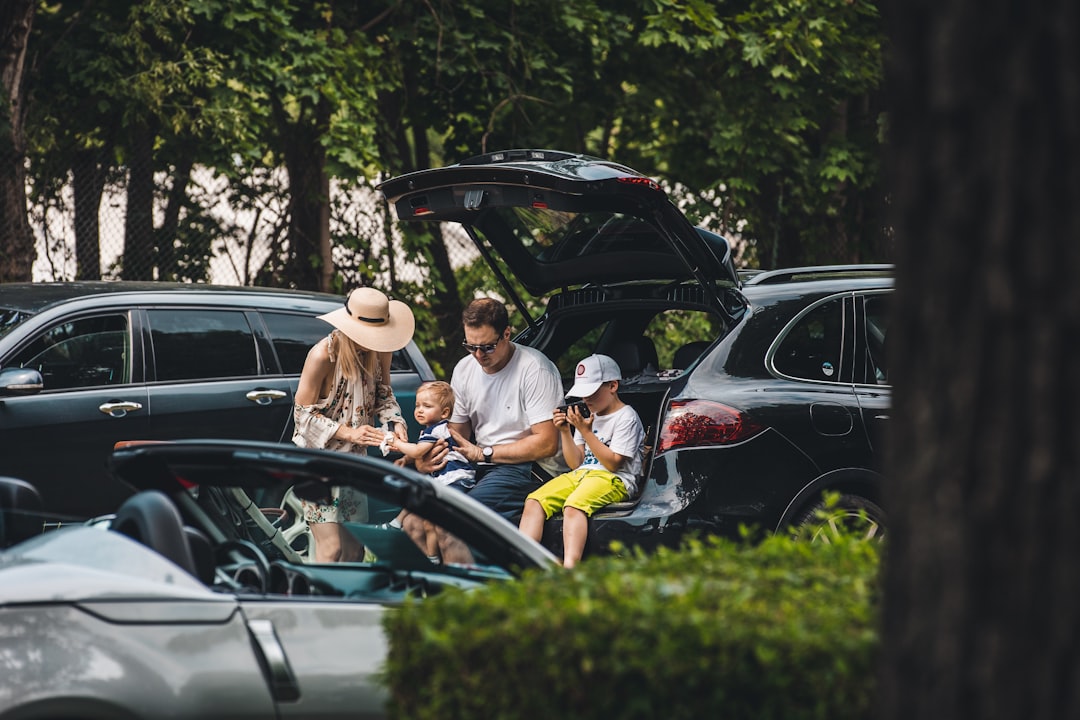 un groupe de personnes assises dans le coffre d’une voiture
