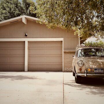 garage véhicule blanc près d'un arbre