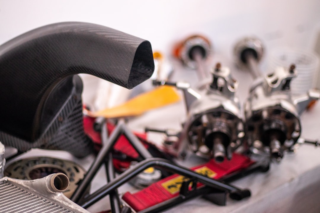 Un gros plan d'un moteur et de pièces de voiture