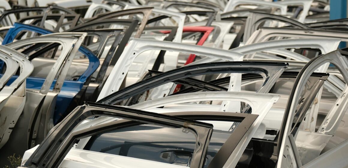 parts-auto Une variété de portes de voiture de différentes couleurs disposées dans un décor de casse.