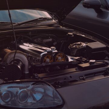 problem-motor Gros plan d'un moteur de voiture avec turbocompresseur