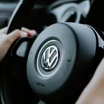 Volkswagen personne tenant un volant Volkswagen noir en photo en gros plan