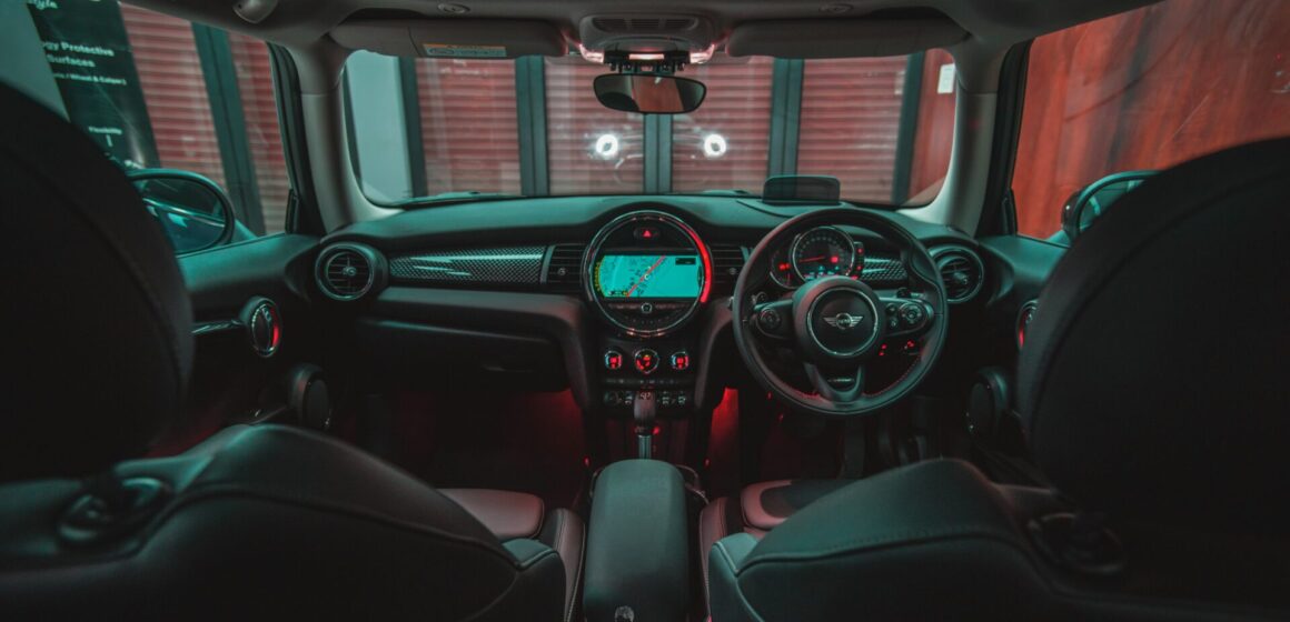 alwin-sunny-gaP0lpKZJ54-unsplash Mini Cooper : quel support téléphone choisir pour une conduite plus pratique ?