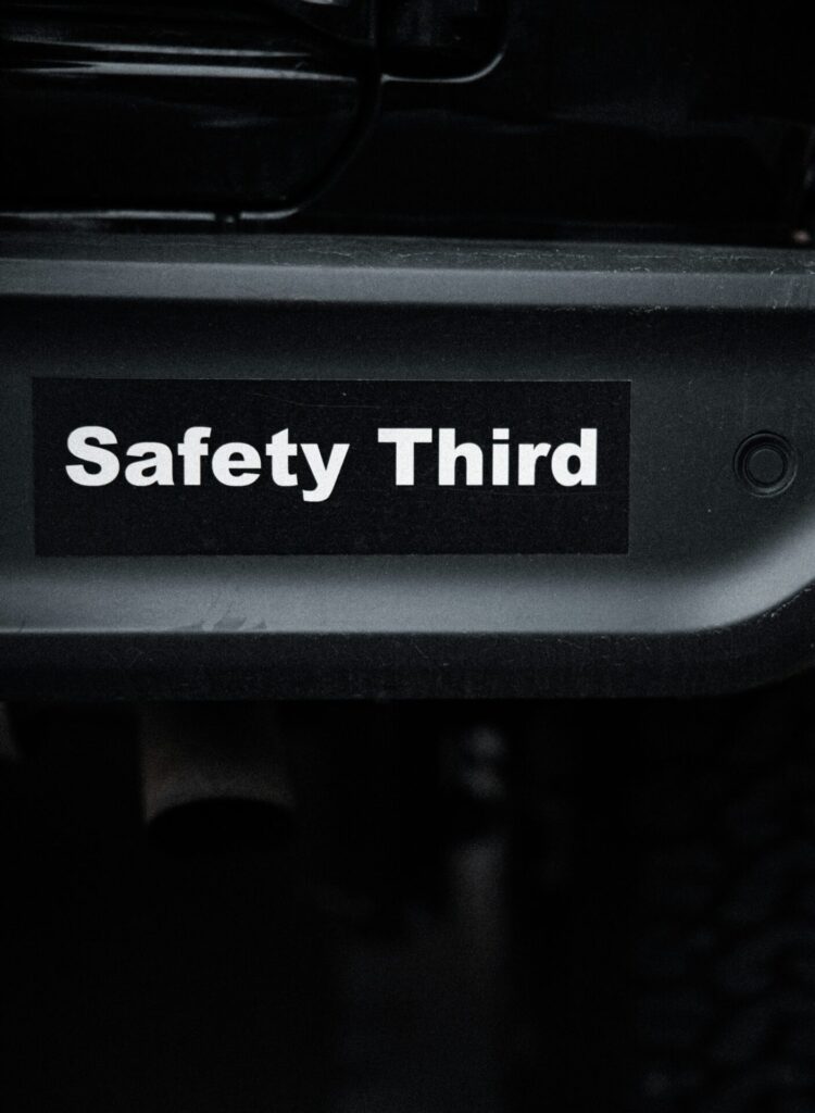 Guide des équipements de sécurité obligatoires en voiture.