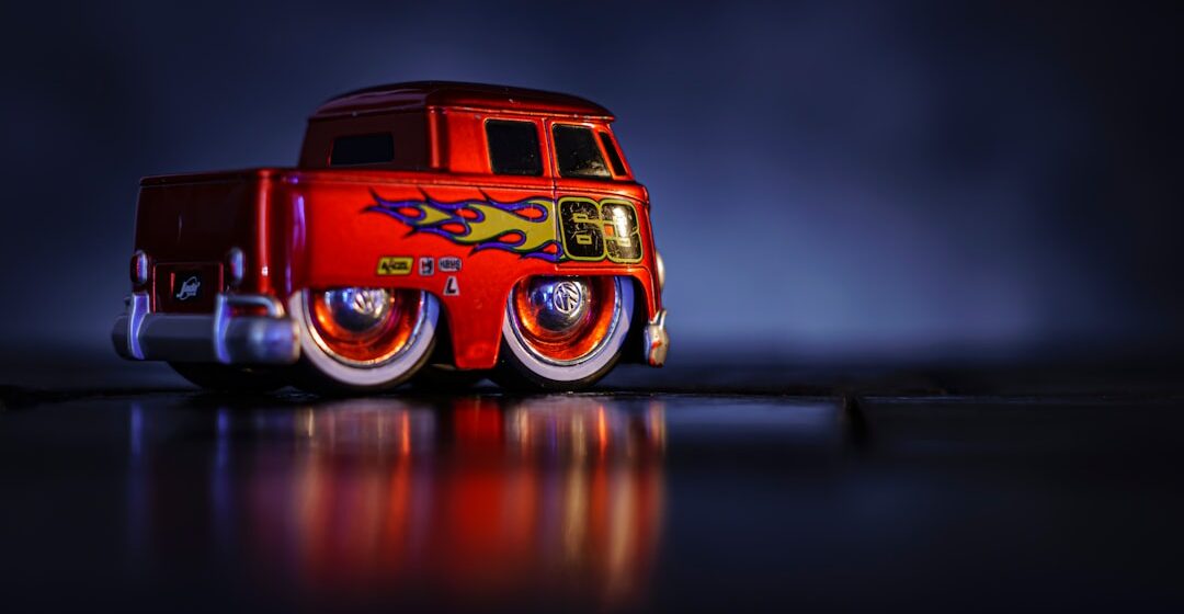 voiture-customisee un camion jouet rouge avec des flammes peintes dessus