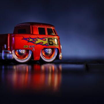 voiture-customisee un camion jouet rouge avec des flammes peintes dessus