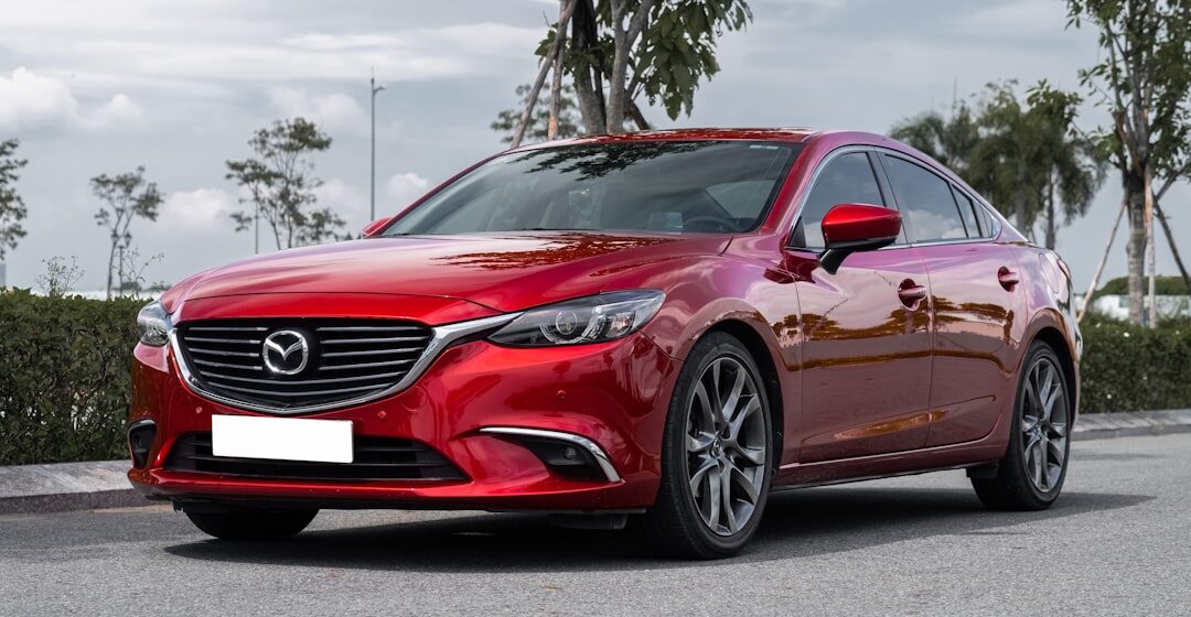 Mazda une voiture rouge garée dans une rue