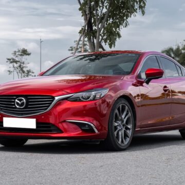 Mazda une voiture rouge garée dans une rue