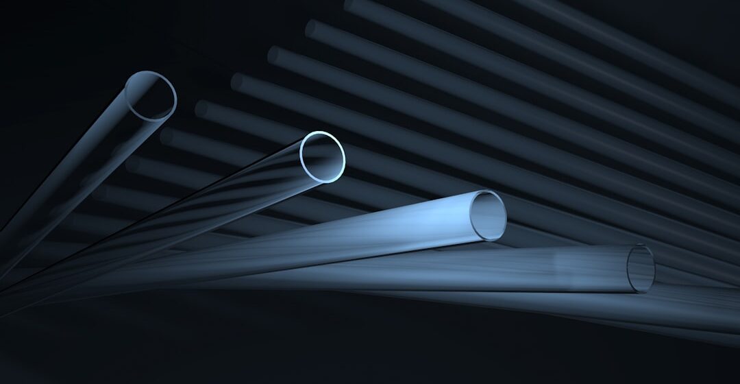 Tube-en-aluminium un groupe de tubes blancs assis les uns à côté des autres