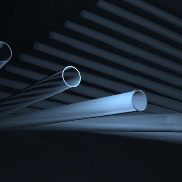 Tube-en-aluminium un groupe de tubes blancs assis les uns à côté des autres