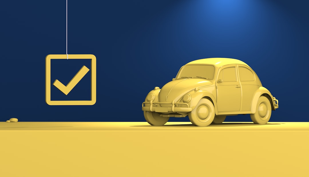 une voiture jaune garée devant un mur bleu