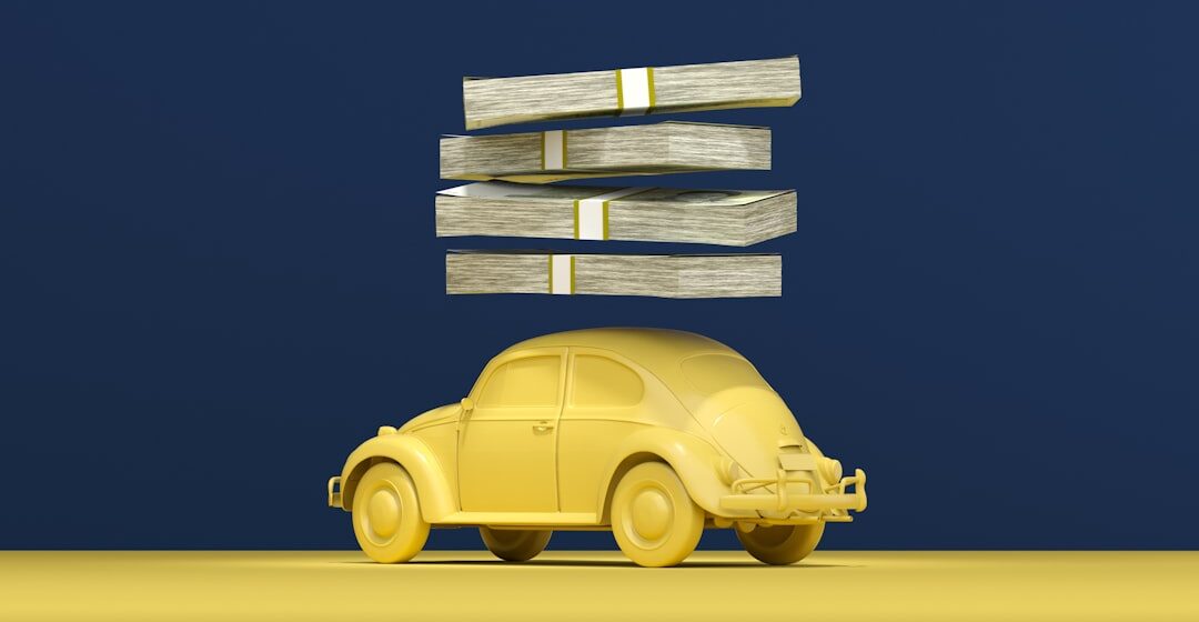 budget-assurance-auto une voiture jaune avec des piles d'argent dessus