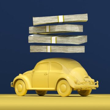 budget-assurance-auto une voiture jaune avec des piles d'argent dessus
