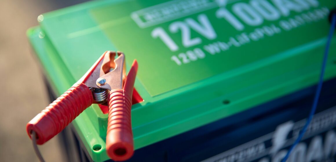 quelle-puissance-de-chargeur-pour-une-batterie-12v-le-calcul-et-la-logique-de-dimensionnement Quelle puissance de chargeur pour une batterie 12V : le calcul et la logique de dimensionnement